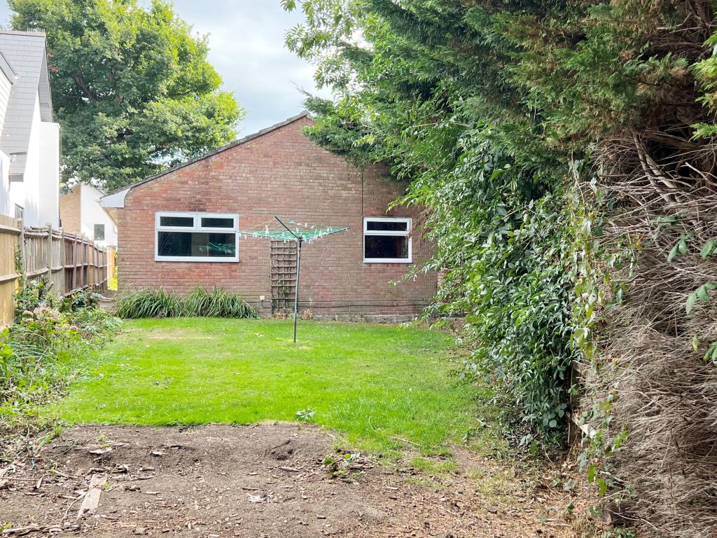 Lot: 62 - FREEHOLD THREE-BEDROOM DETACHED BUNGALOW FOR IMPROVEMENT -